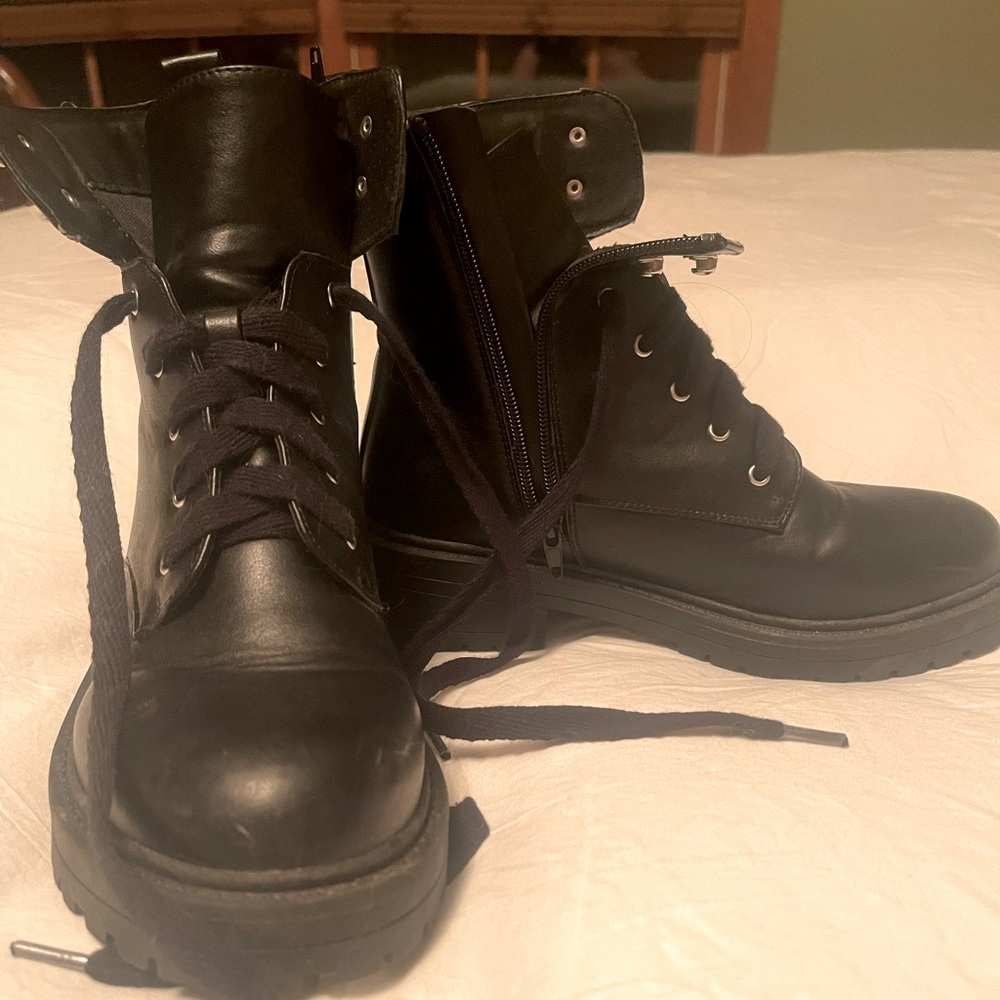Like New. Black Madden Girl Boots zip side. PU